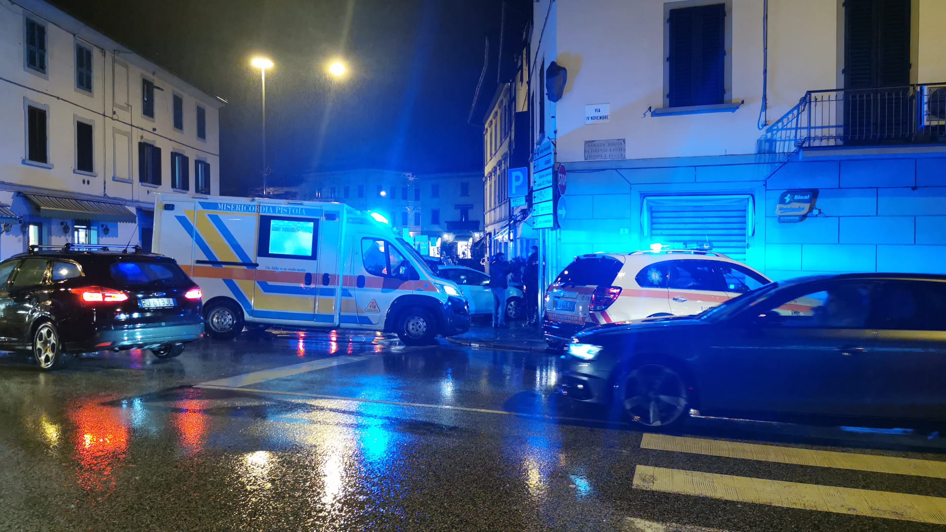 Pistoia: auto finisce contro un muro in piazza Leonardo da Vinci