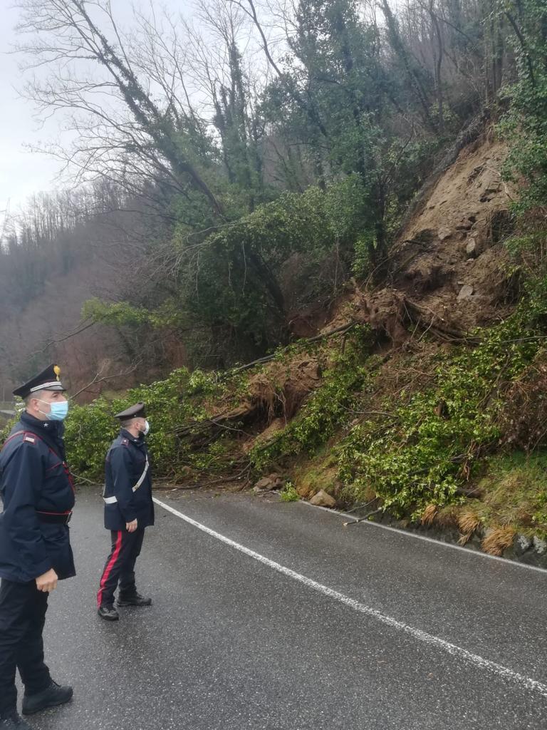 Frana sulla statale 12 Abetone Brennero, strada chiusa in entrambi i sensi di marcia