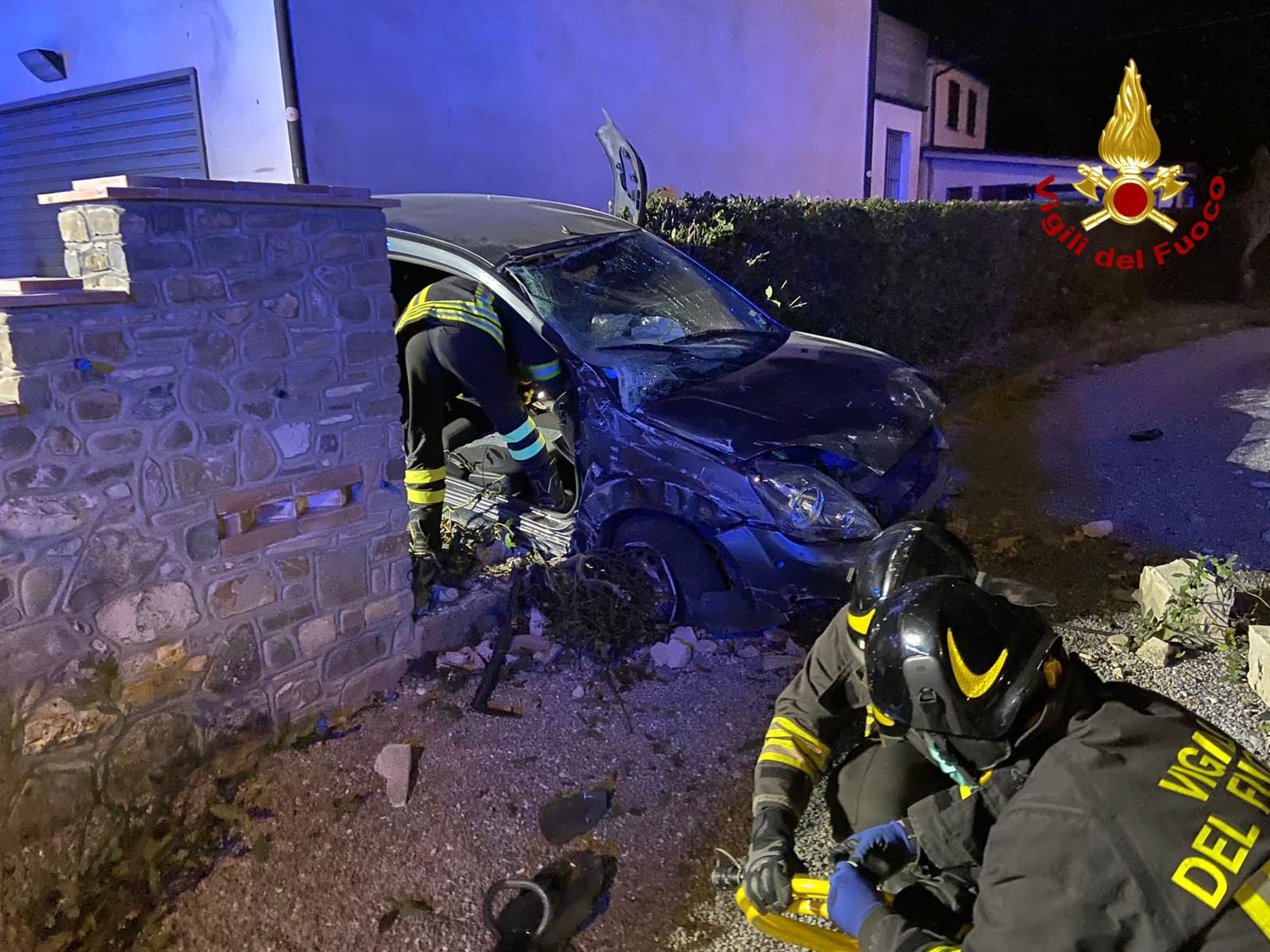 Auto sfonda un muretto di cinta, due giovani estratti dalle lamiere