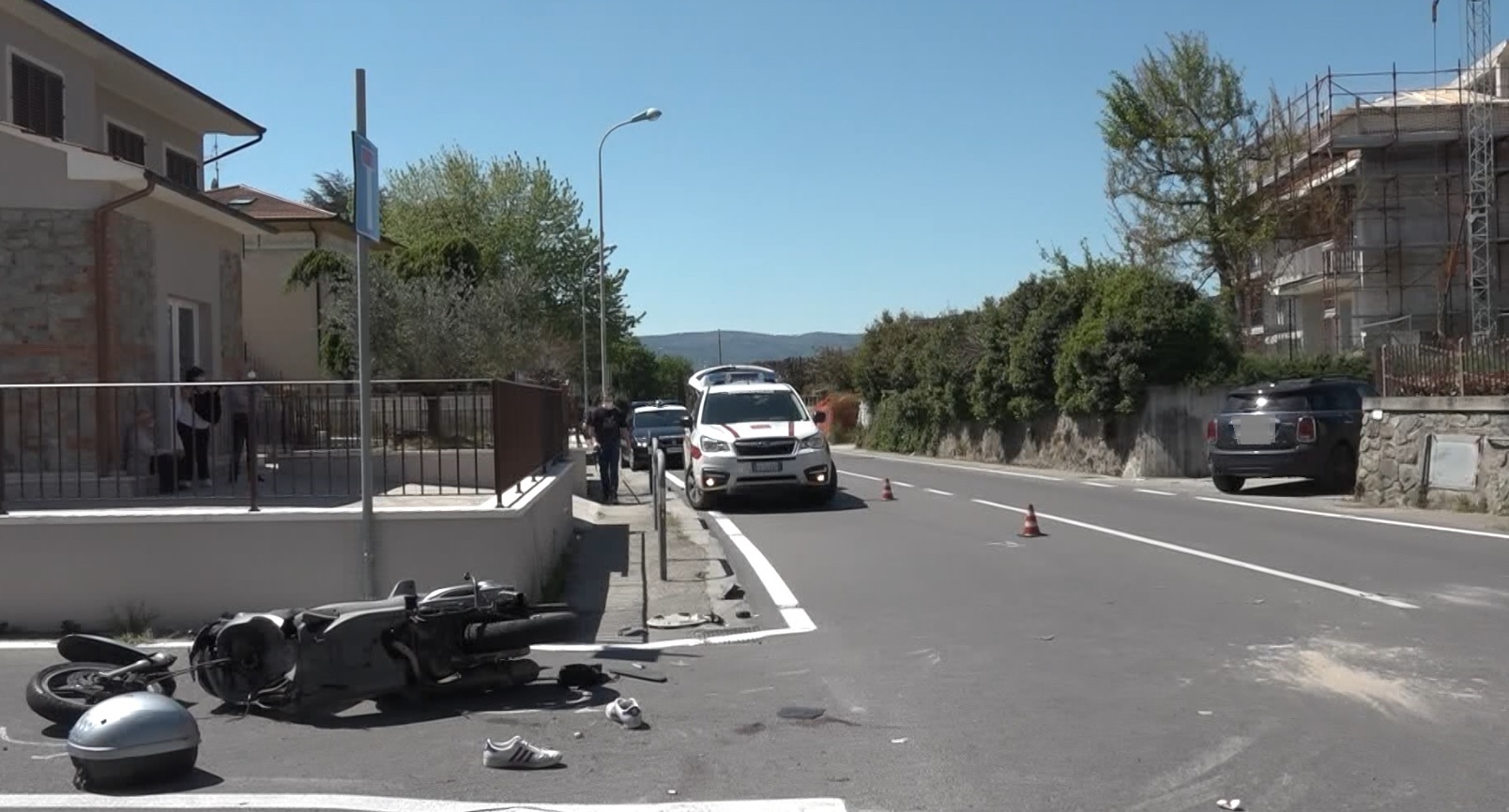 Grave incidente in via Sestini, giovane in scooter investito da un'auto