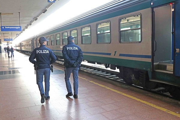 Pistoia: tenta di strappare la borsa a una passeggera scesa dal treno