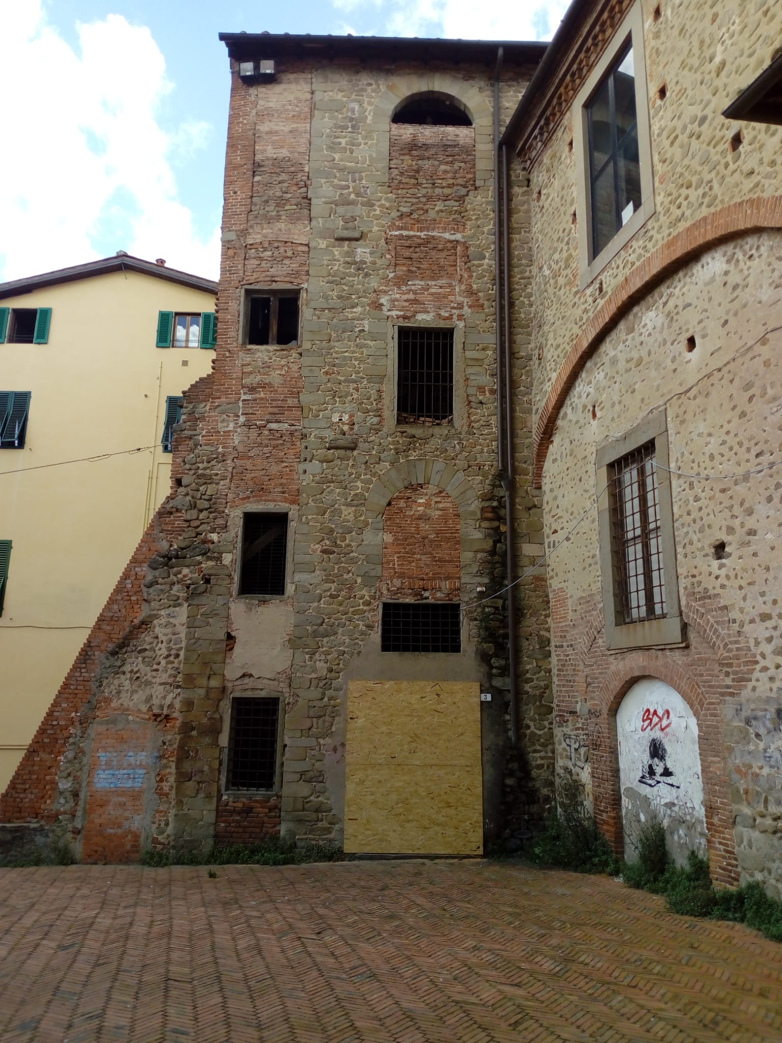 Cronaca, Pistoia: scuola "Petrocchi", dopo gli atti vandalici il Comune chiude porta di piazzetta San Pietro