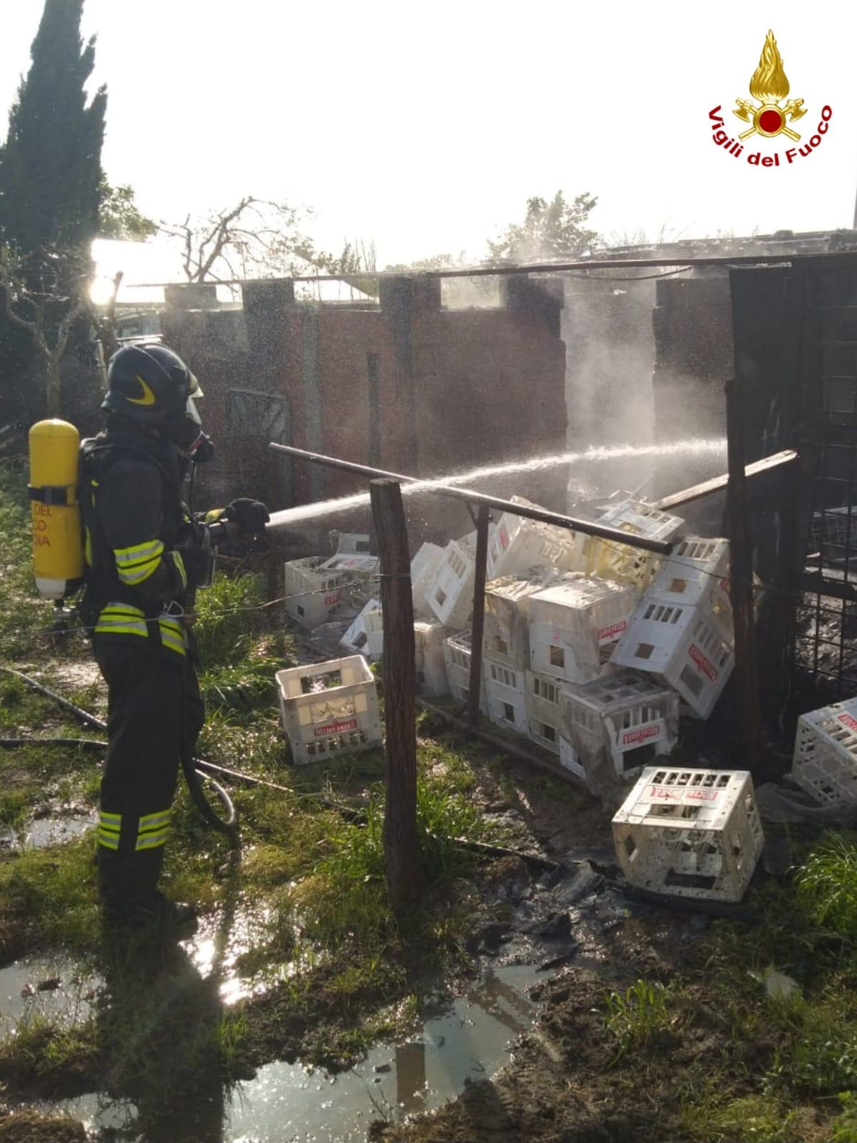 ​Cronaca, Ponte Buggianese: rimessaggio agricolo in fiamme; intervento dei Vigili del Fuoco.