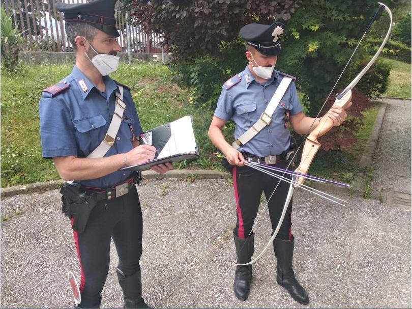 In giro con arco e frecce. Denunciato