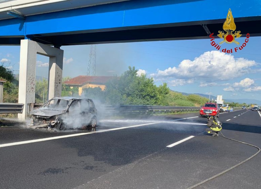 A11. A fuoco un'autovettura