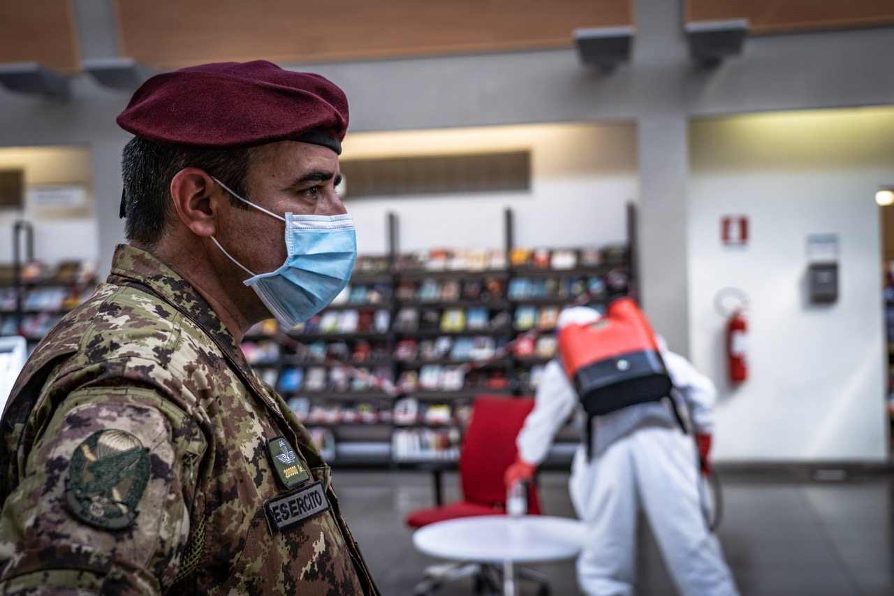 Coronavirus: per l'igienizzazione di una biblioteca a Prato chiamati i paracadutisti del "Nembo"