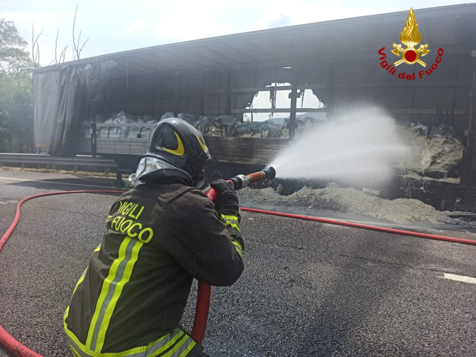 Mezzo in fiamme in autostrada